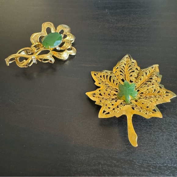 Set of 2 💛 Vintage Gold Tone Nature-Inspired Brooch Set with Green Jade Stones - Picture 3 of 16